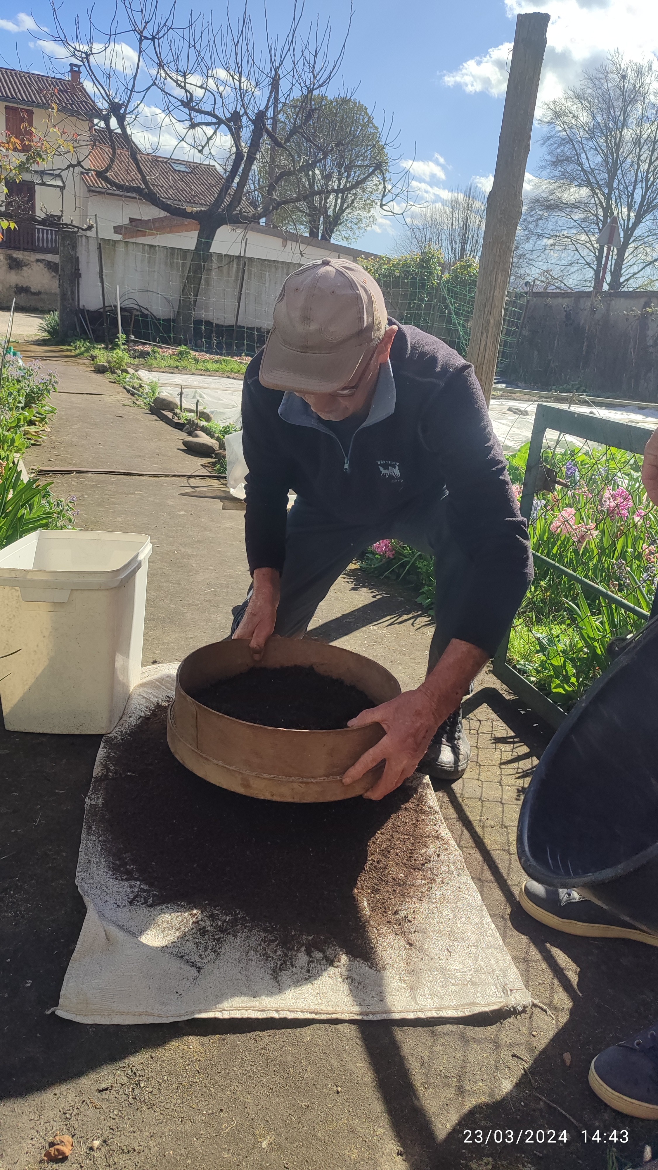 Paul qui tamise le compost