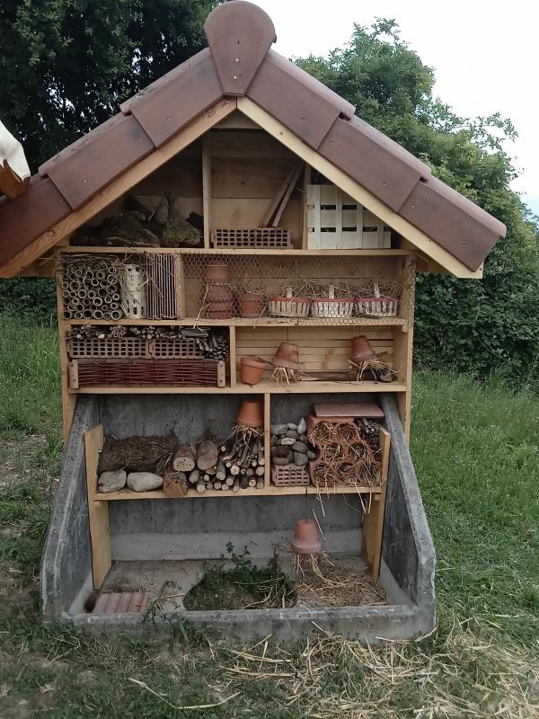 Atelier du 19 Juin: garnissage de l'hôtel à insectes. Vourey