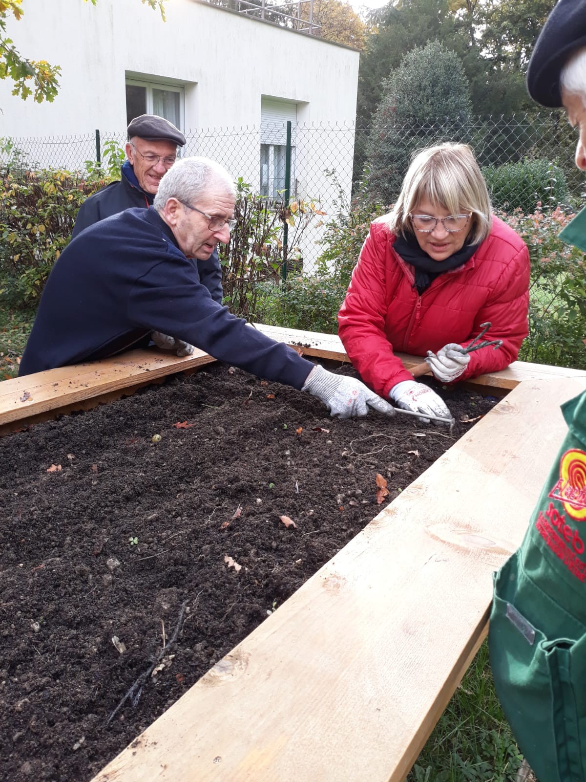 Brigitte en compagnie d'un résident qui a mis la main à 