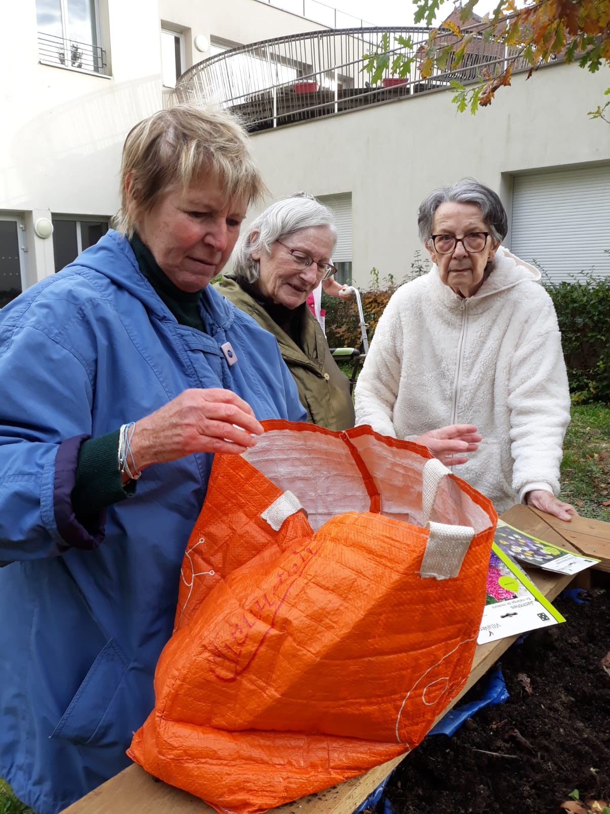 Des résidents venus observer Jacqueline