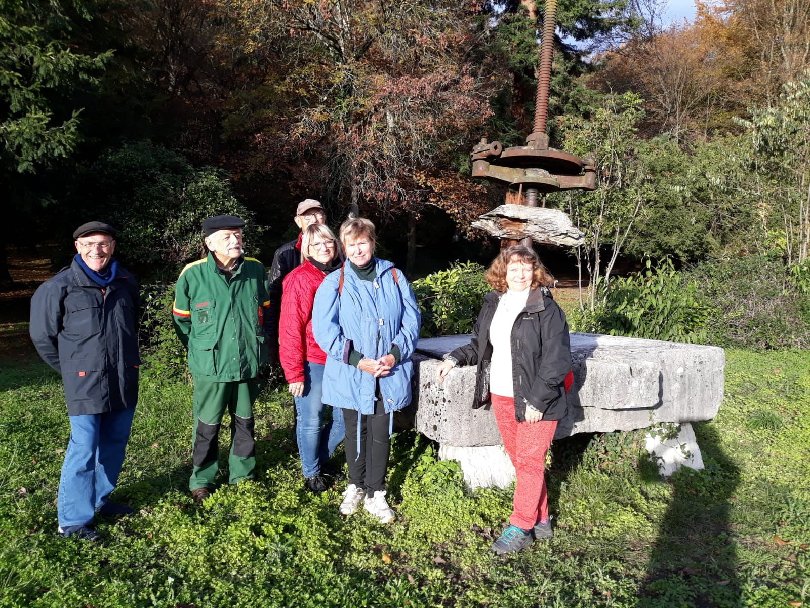 Devant le pressoir de ce joli parc
